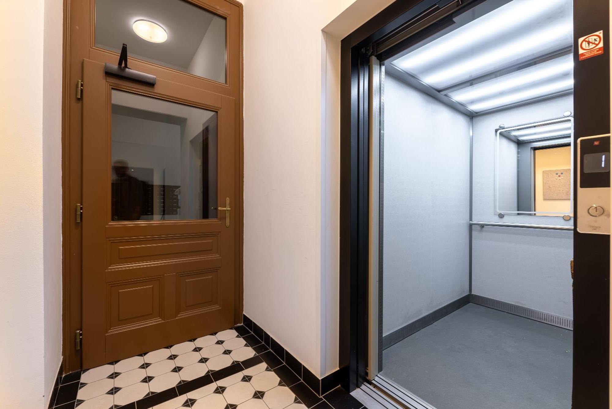 Modern Urban Room In The City Center Of Прага Екстериор снимка