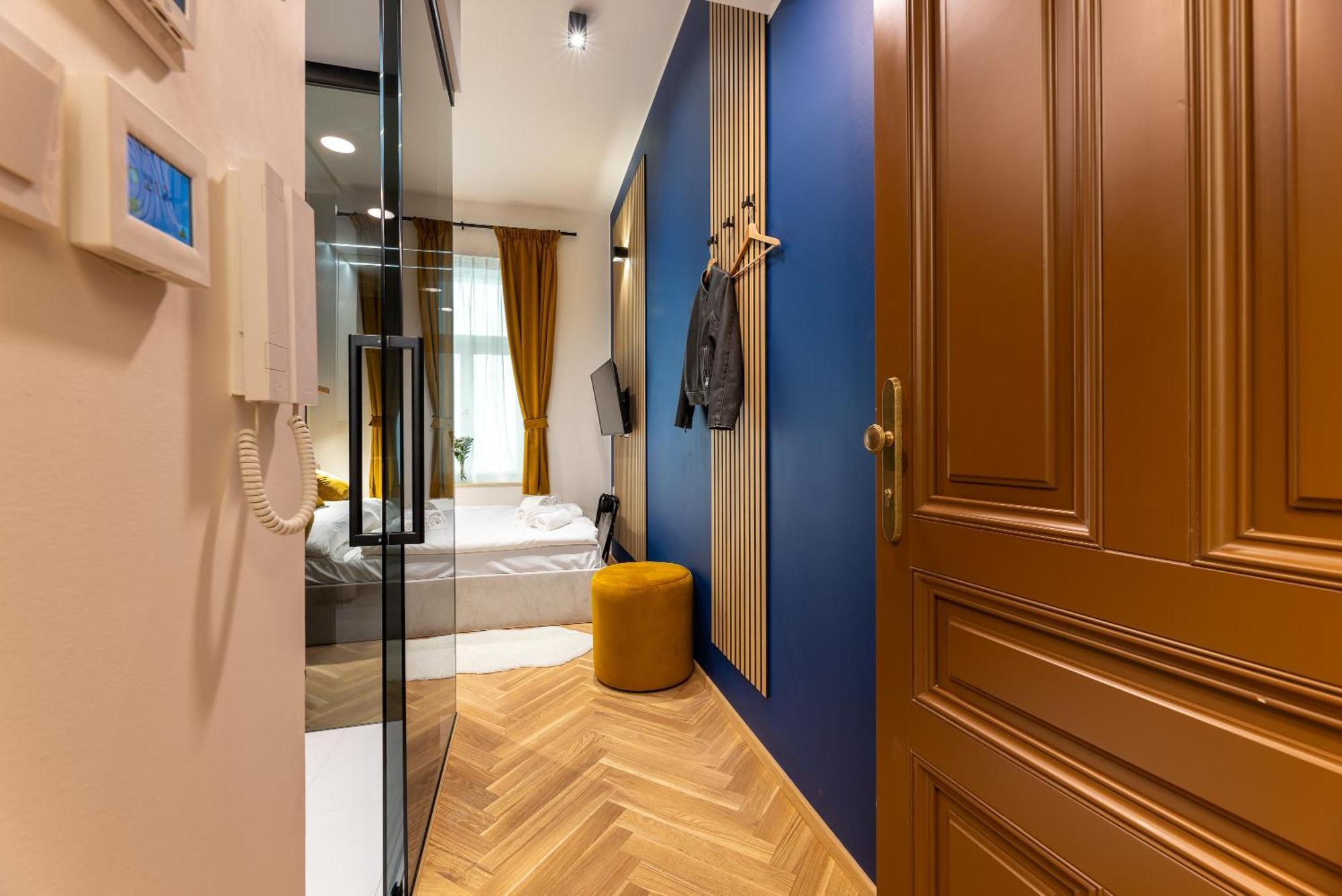 Modern Urban Room In The City Center Of Прага Екстериор снимка