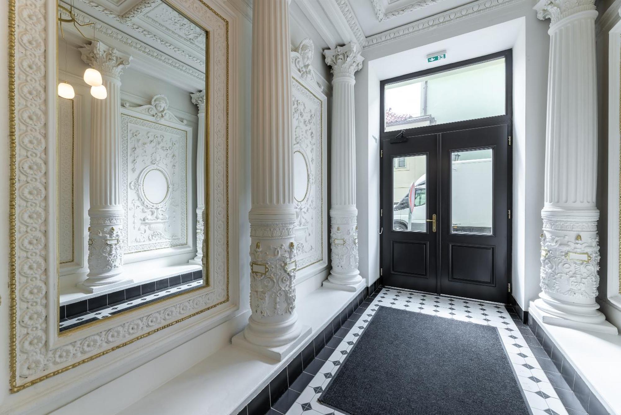 Modern Urban Room In The City Center Of Прага Екстериор снимка