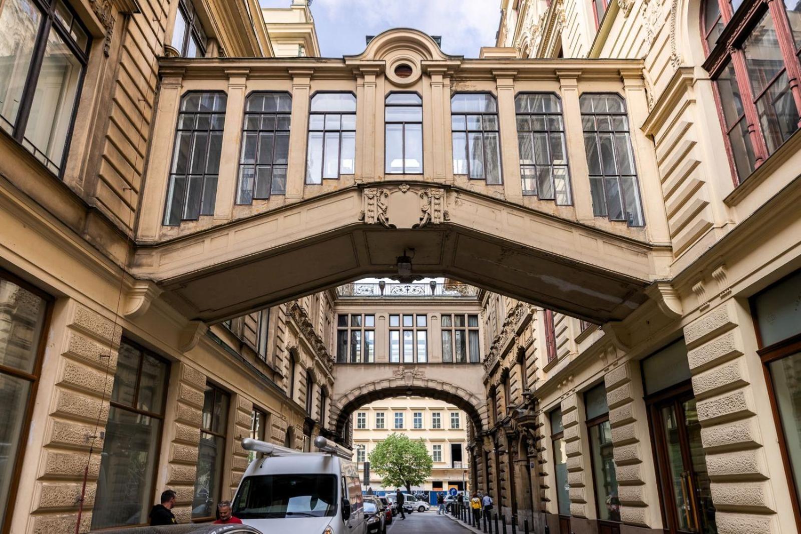 Modern Urban Room In The City Center Of Прага Екстериор снимка